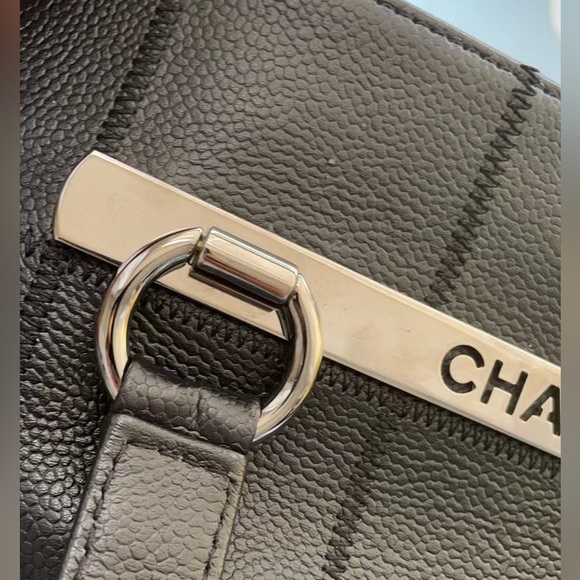 🔥SALE🔥 100% Authentic Vintage Chanel Chocolate Bar Tote - Picture 3 of 8